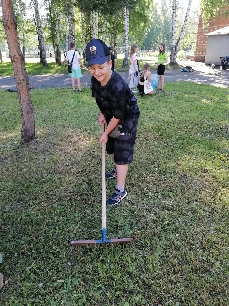🌿 Юннатский отряд наводит чистоту на пришкольном участке! 🌿
Сегодня наш юннатский отряд с энтузиаз