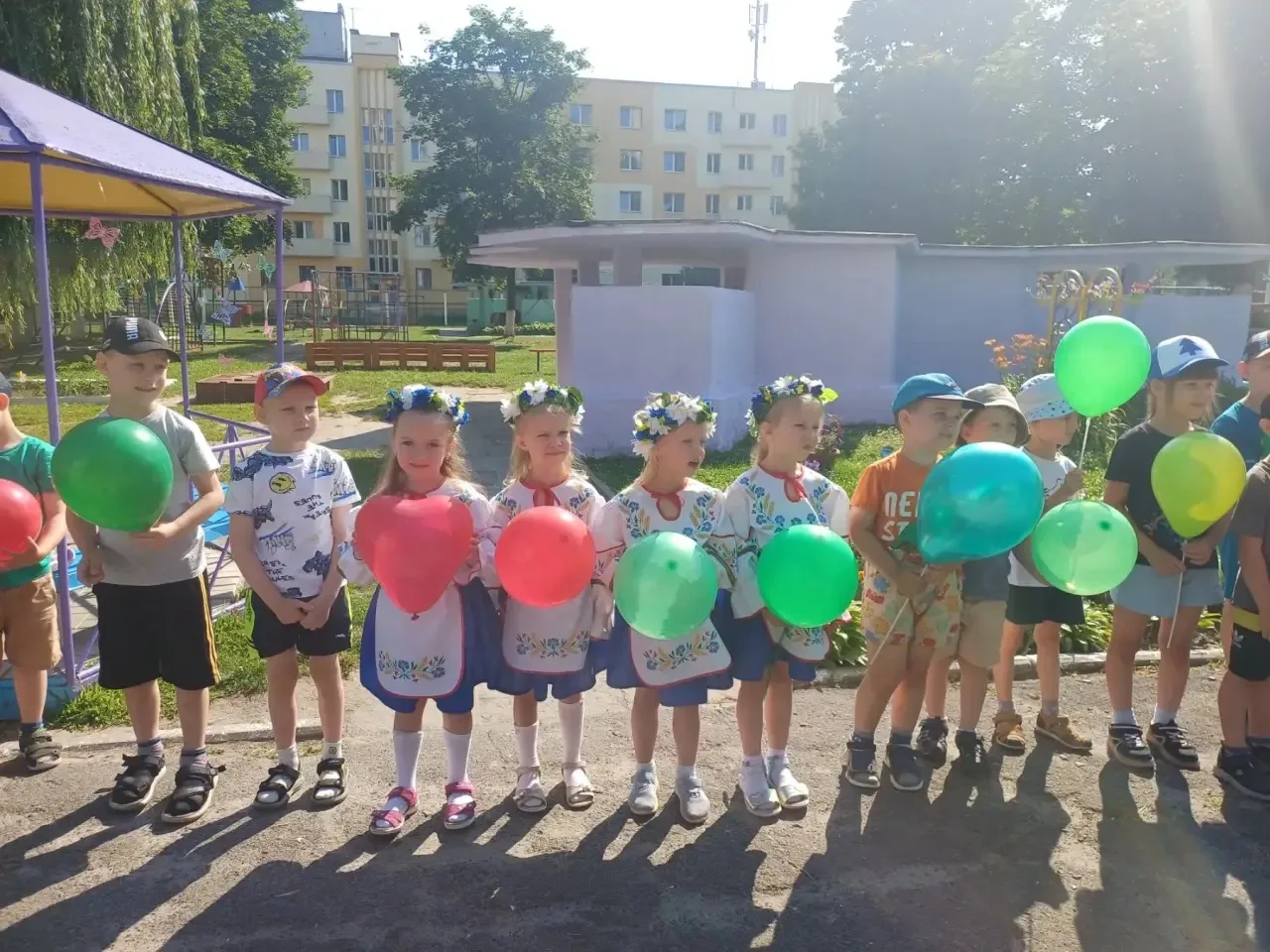 Сегодня у наших друзей — праздник. 
Большой, светлый, настоящий.
Беларусь отмечает День независимост