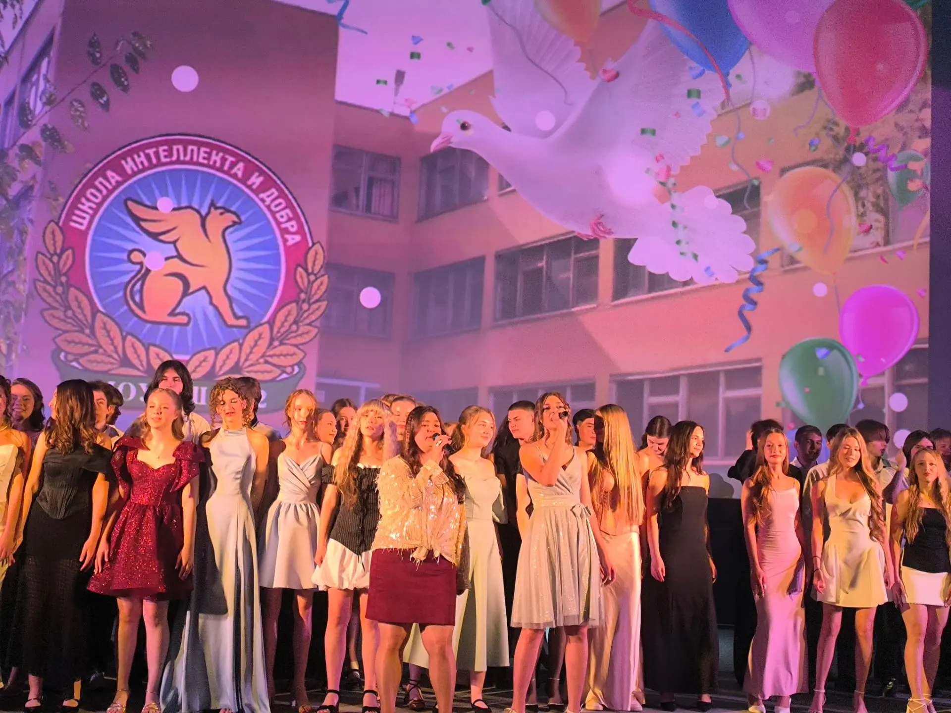 Аттестаты в руках — мечты в сердце! 🎓✨

Сегодня для учеников 12-й школы в КМЦ «Юность» прошла торже