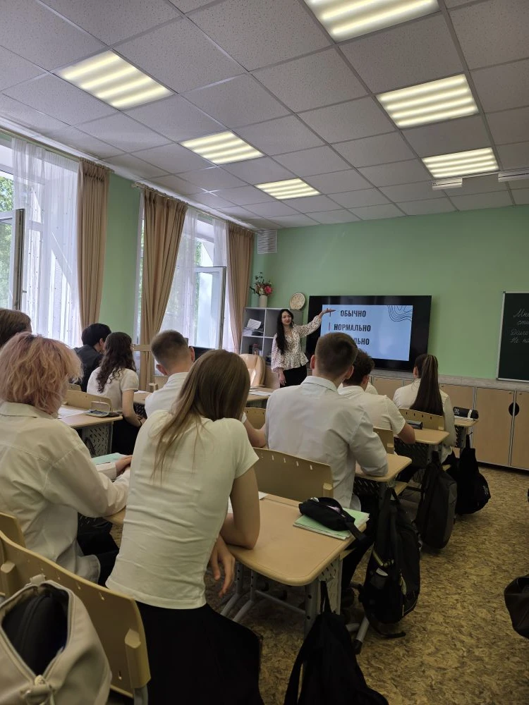 Сегодня в 10 «А» классе прошёл открытый урок на увлекательную тему «Языковые нормы». Ребята вместе с