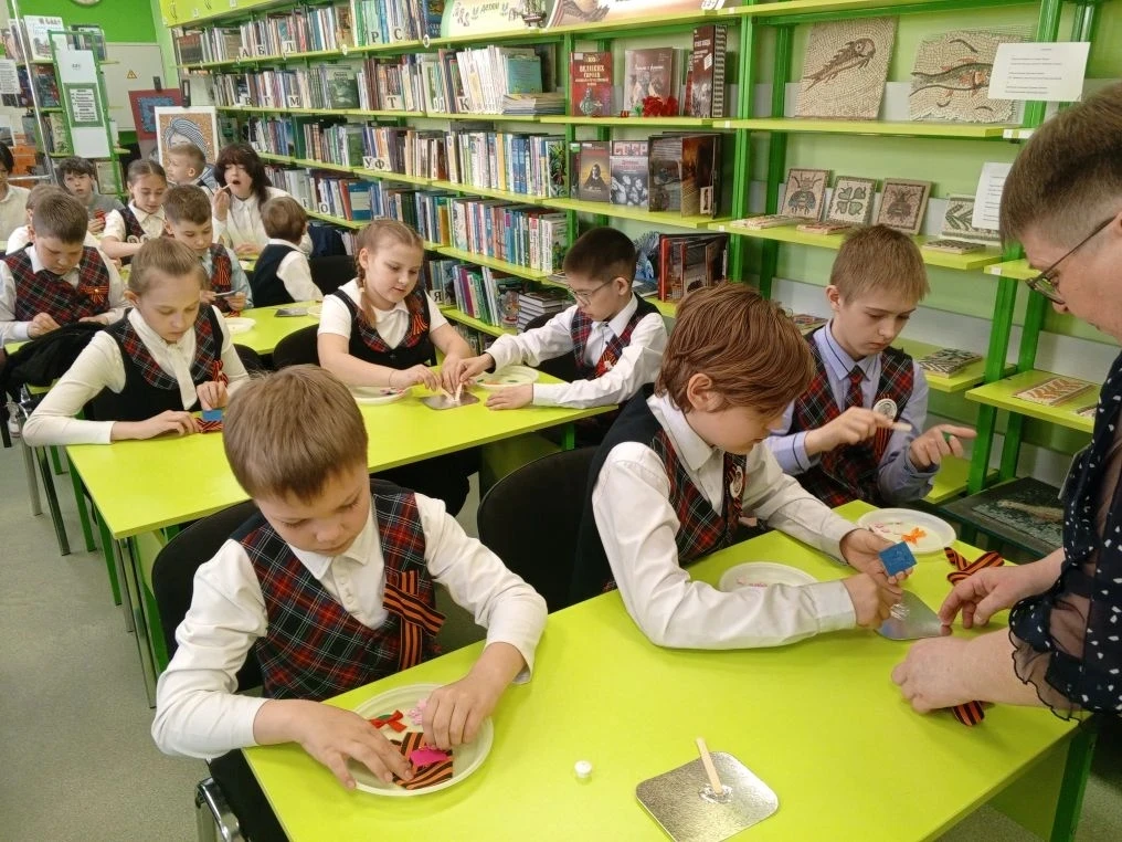 ☝️ На днях ученики 4 «Г» класса посетили библиотеку им. А. П. Чехова, где для них провели увлекатель