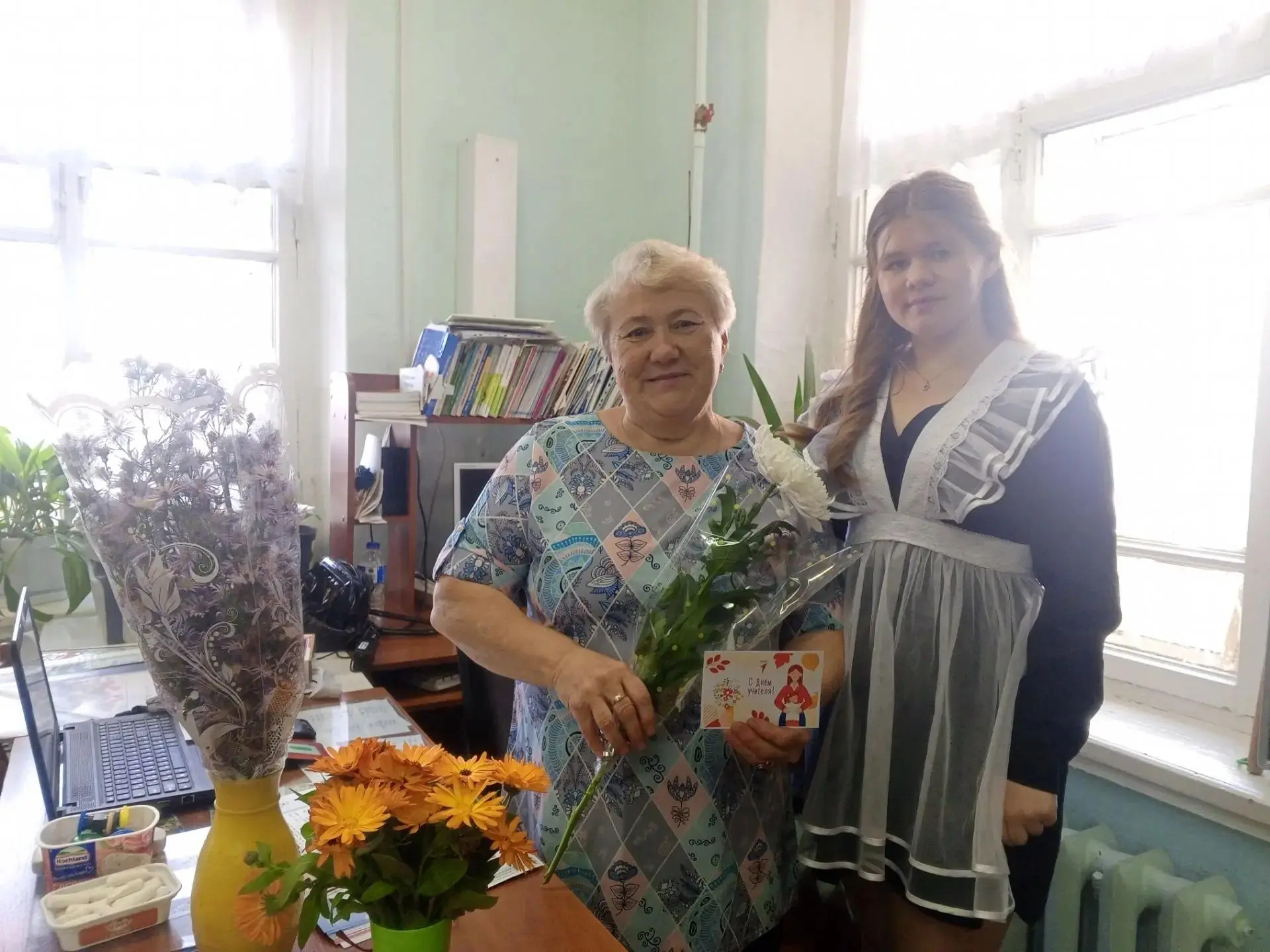 💐 С Днём учителя, наши дорогие педагоги! 💐У нас в школе есть особенная, по-настоящему...