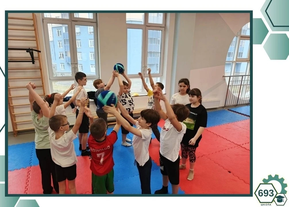 ⚙Школа спортивная️⚙️  👐 От ладошек к большому спорту🏐  💙У наших 2 ЕЖей продолжается эстафета добрых 
