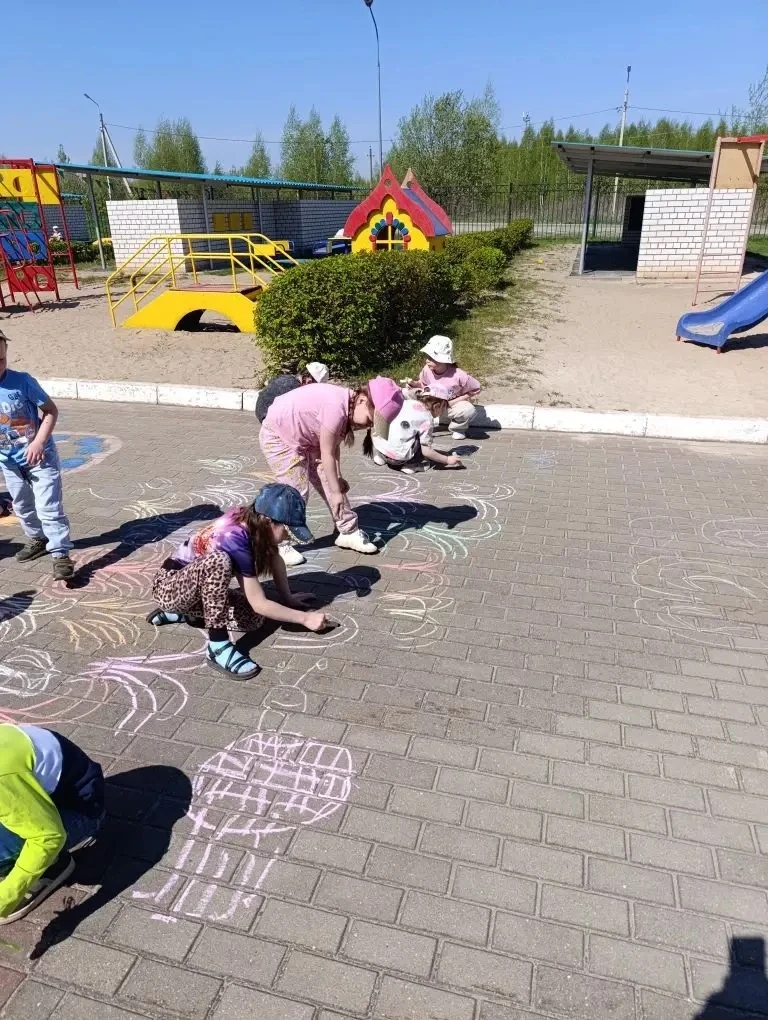 Сегодня на прогулке ,дети пятой группы,  нарисовали на асфальте яркий и символичный «Са...
