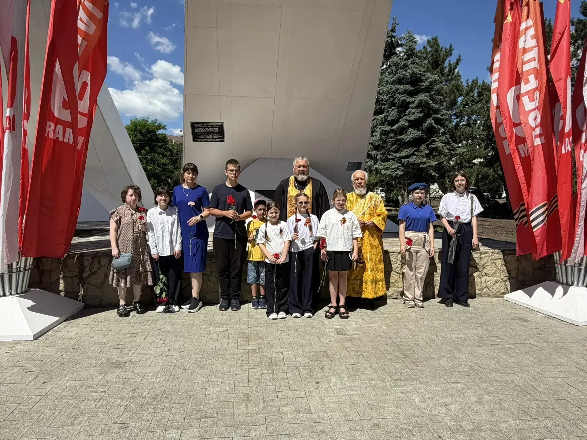 Возложение цветов к памятнику Защитникам кубанского неба в годы Великой Отечественной войны учащимис