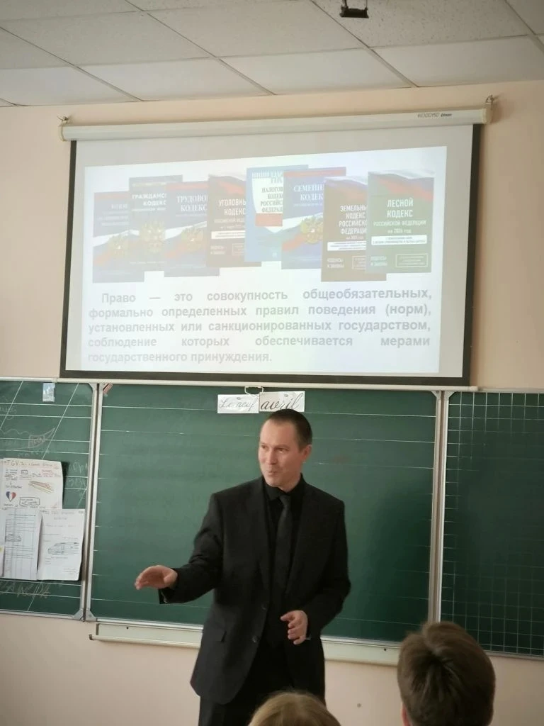 📚 Учащиеся 11а класса приняли участие в лекции-диалоге на тему «Право и правосознание». Встречу пров