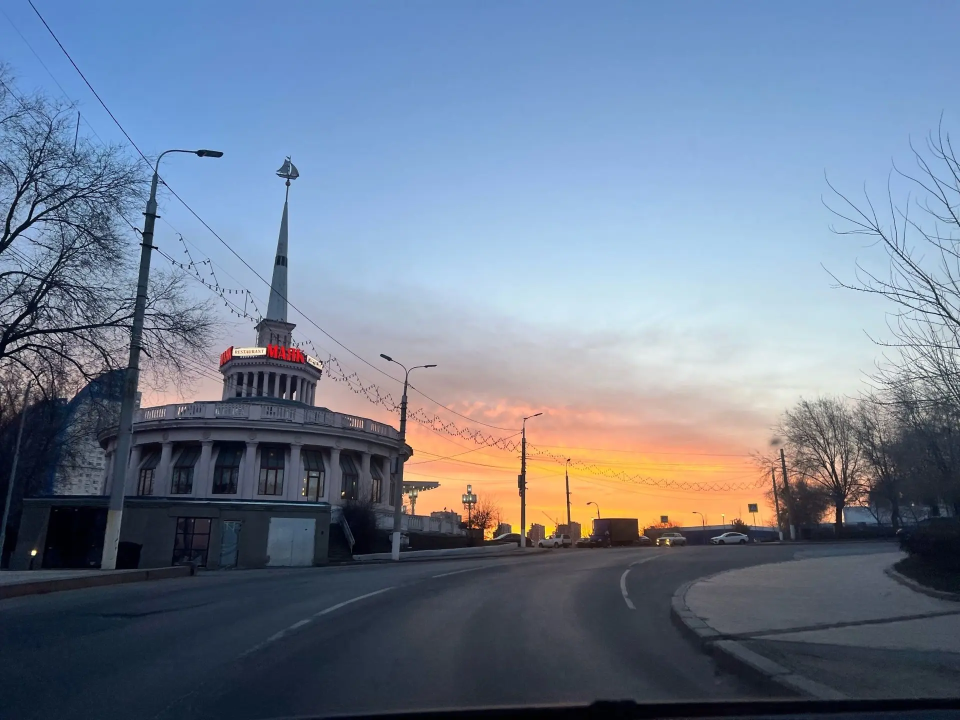 Сегодня днем ожидается ясная погода, +8..10°, ветер юго-восточный, умеренный. Давление ...