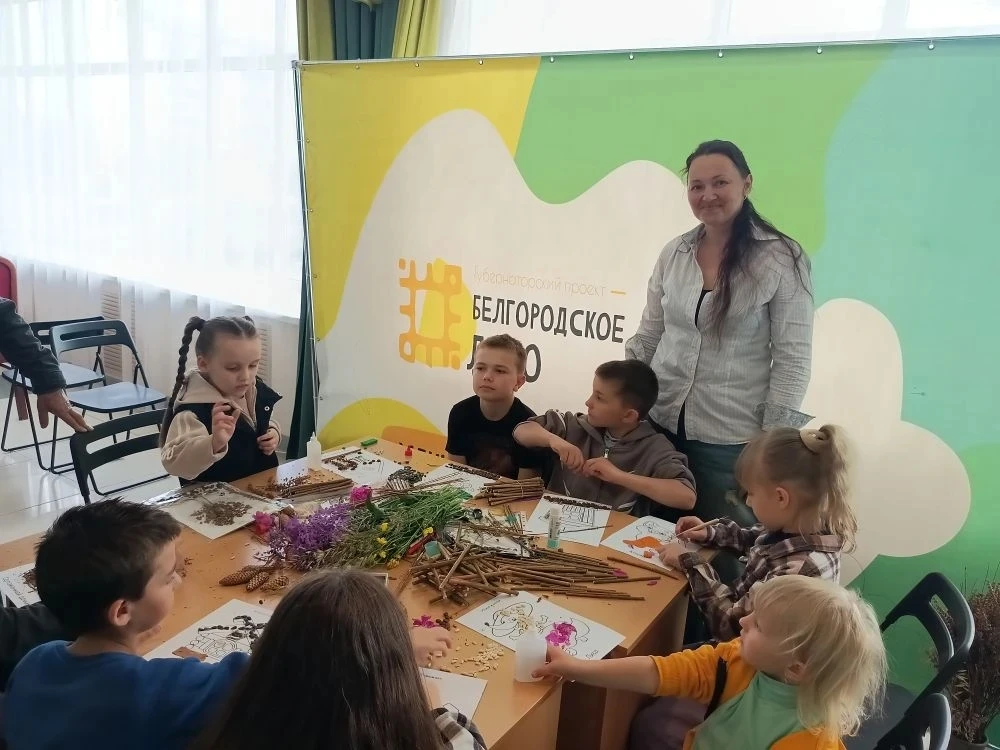 В рамках губернаторского проекта «Белгородское лето» прошёл мастер-класс «Коллаж из при...