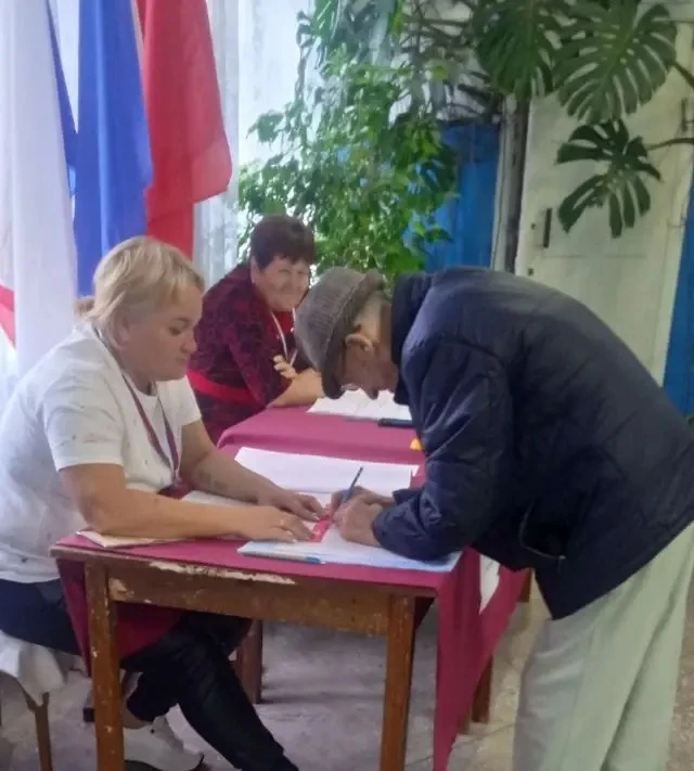 🗳️ Выборы-2026: УИК №827 встретил почётного избирателя