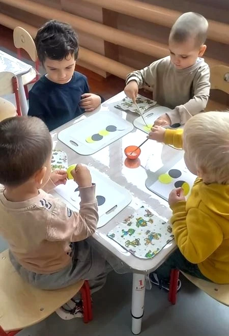 20 мая "Всемирный день пчел". Воспитанники первой младшей группы выполнили аппликацию "...