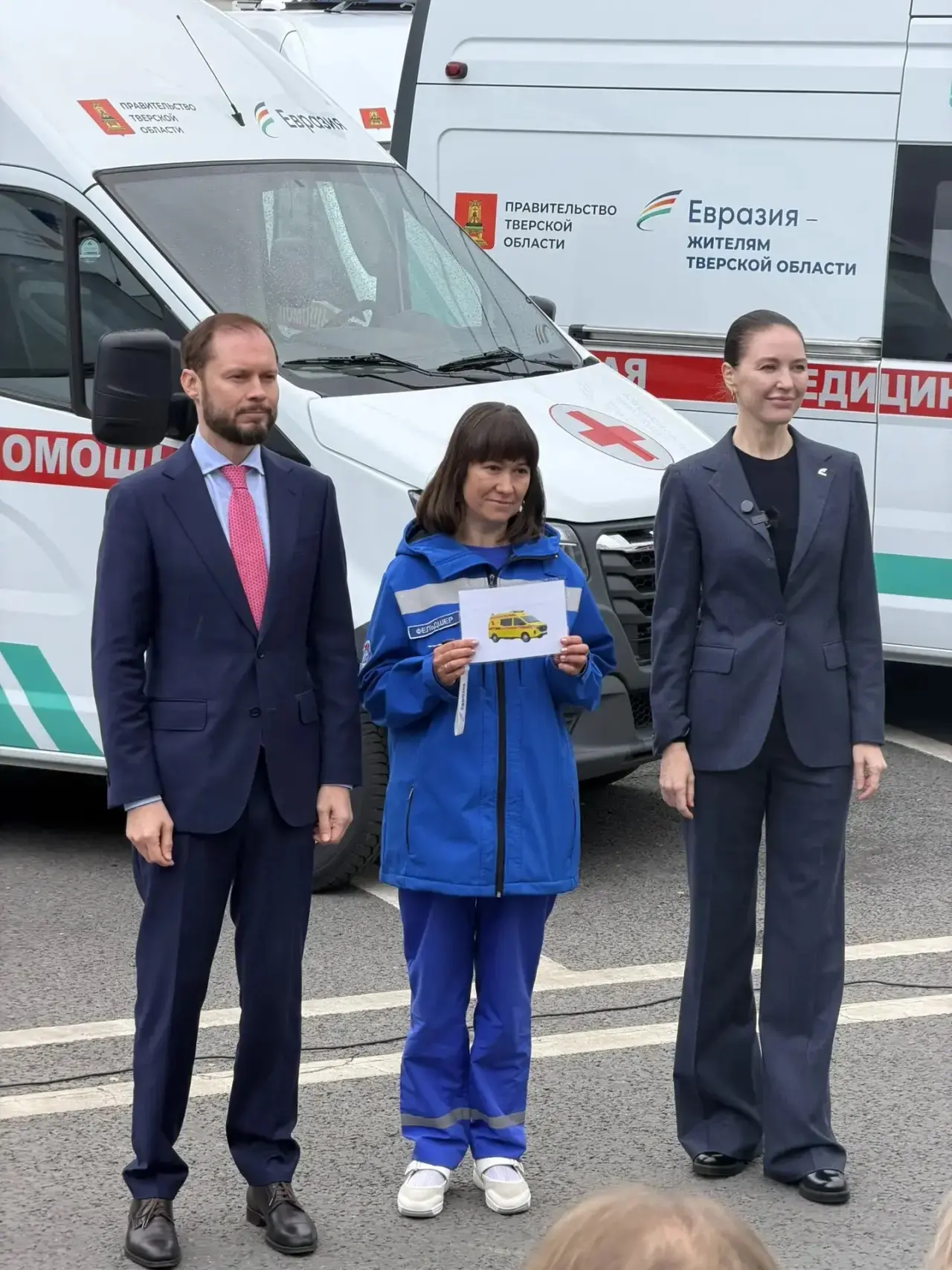 В Осташкове пополнили парк автомобилей скорой помощи и привлекли на работу семью врачей.