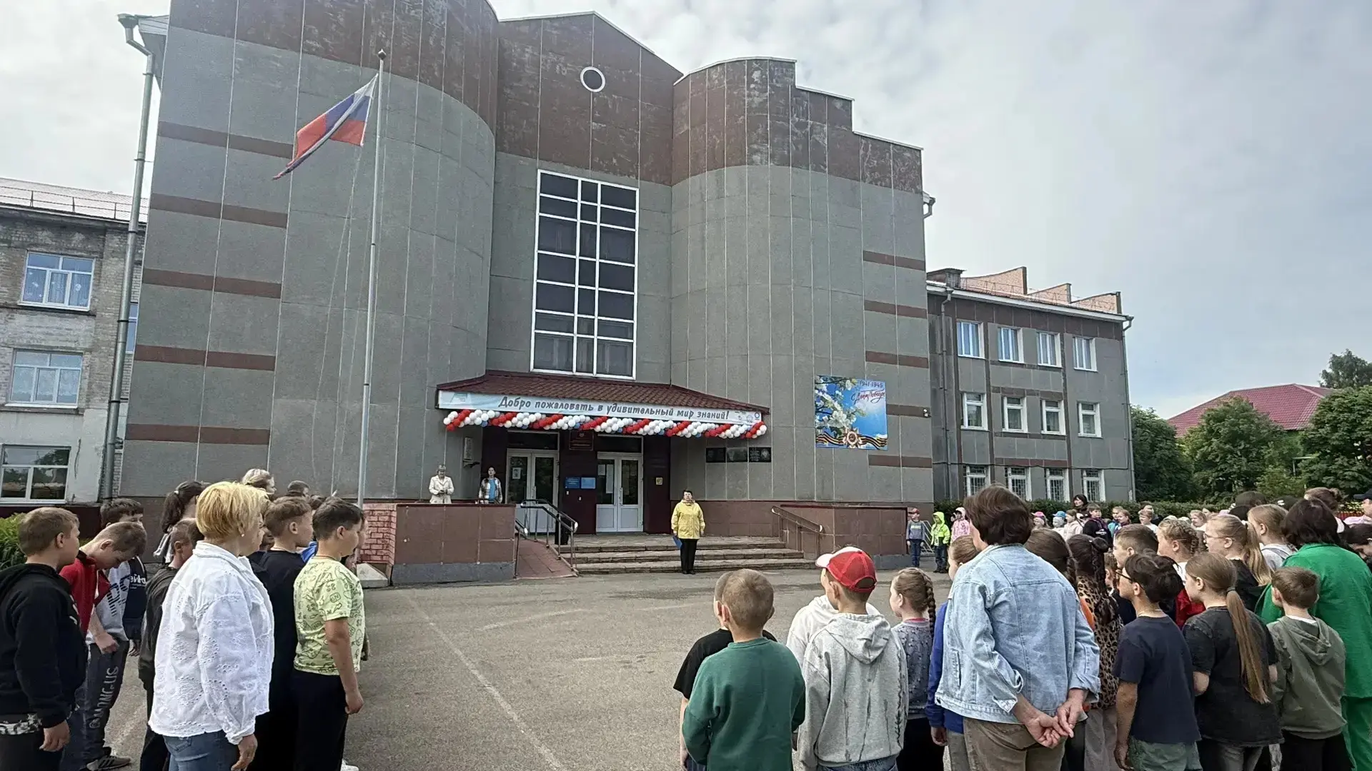 Второй день в оздоровительном лагере начался с общего сбора с поднятием государственног...