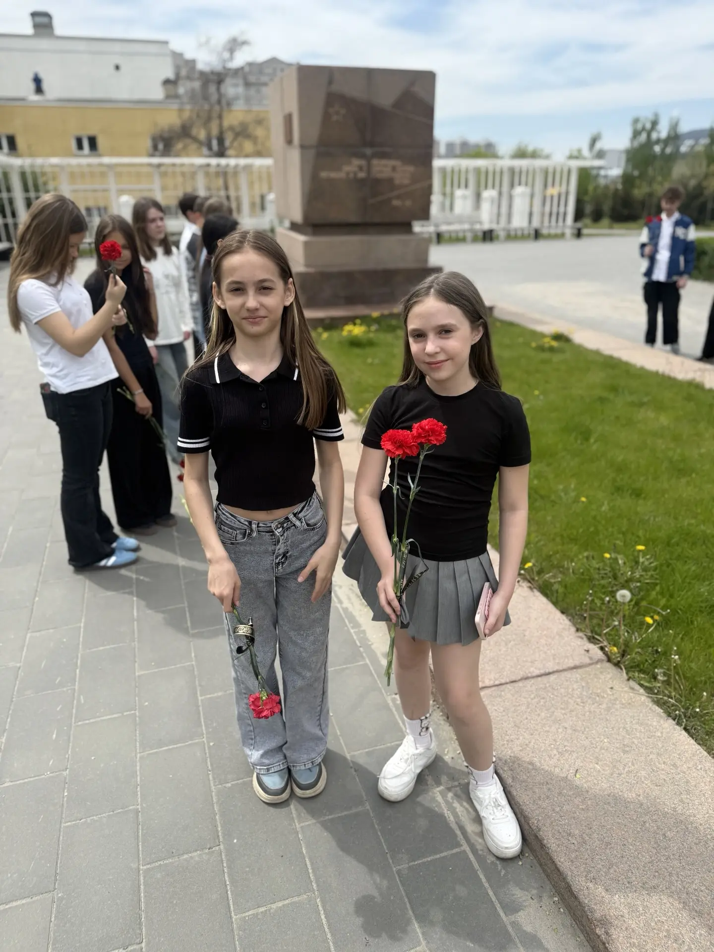 ✨Учащиеся 6 «В» класса МОУ Гимназия №1 присоединились к всероссийской акции «Цветы на граните». Ребя