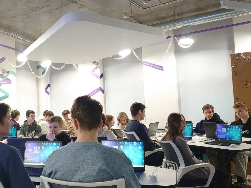Учебный день в Сбере   👩‍💻 Ученики 10И класса городского проекта «ИТ-класс в московской школе» вмест