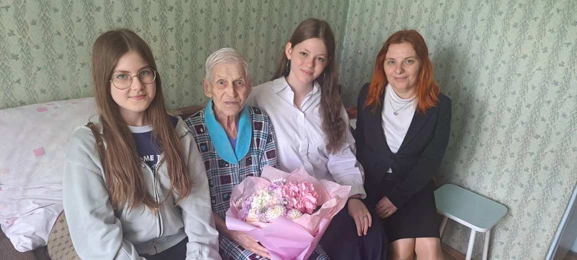 Наши волонтеры 🫶  💐 Наши волонтёры, как и все добрые люди, очень любят дарить радость окружающим! Не