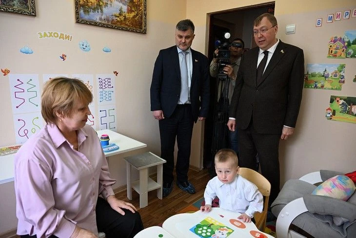 При поддержке депутатов «Единой России» специалисты центров помощи детям по соцработе получили допол
