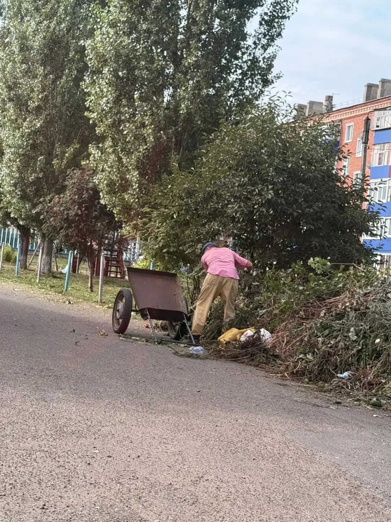 Исполком плотно взялись за свалки ботвы. Этого мужчину наказали , штраф от 3 до 5 тысяч...