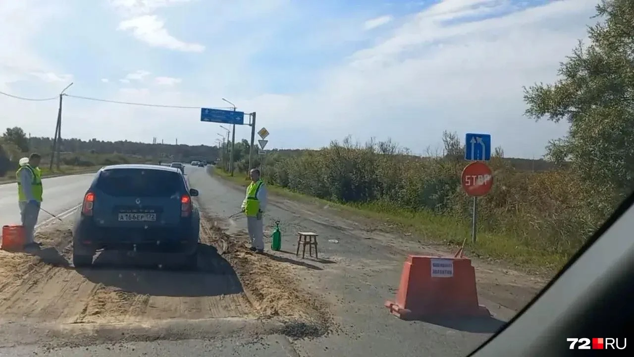 🦠 На выезде из Ялуторовска машины обрабатывают спецсредством
