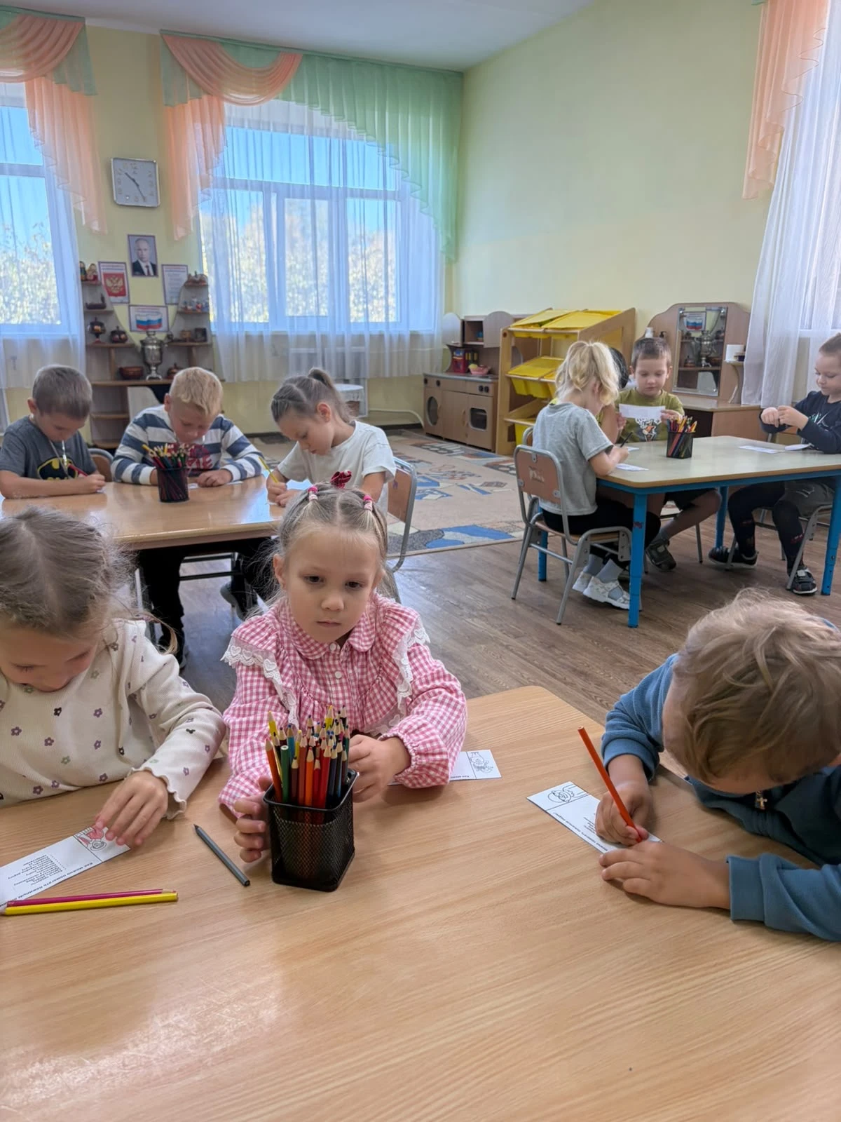Подготовительная  группа изготовили своими руками открытки и отправились поздравлять ба...