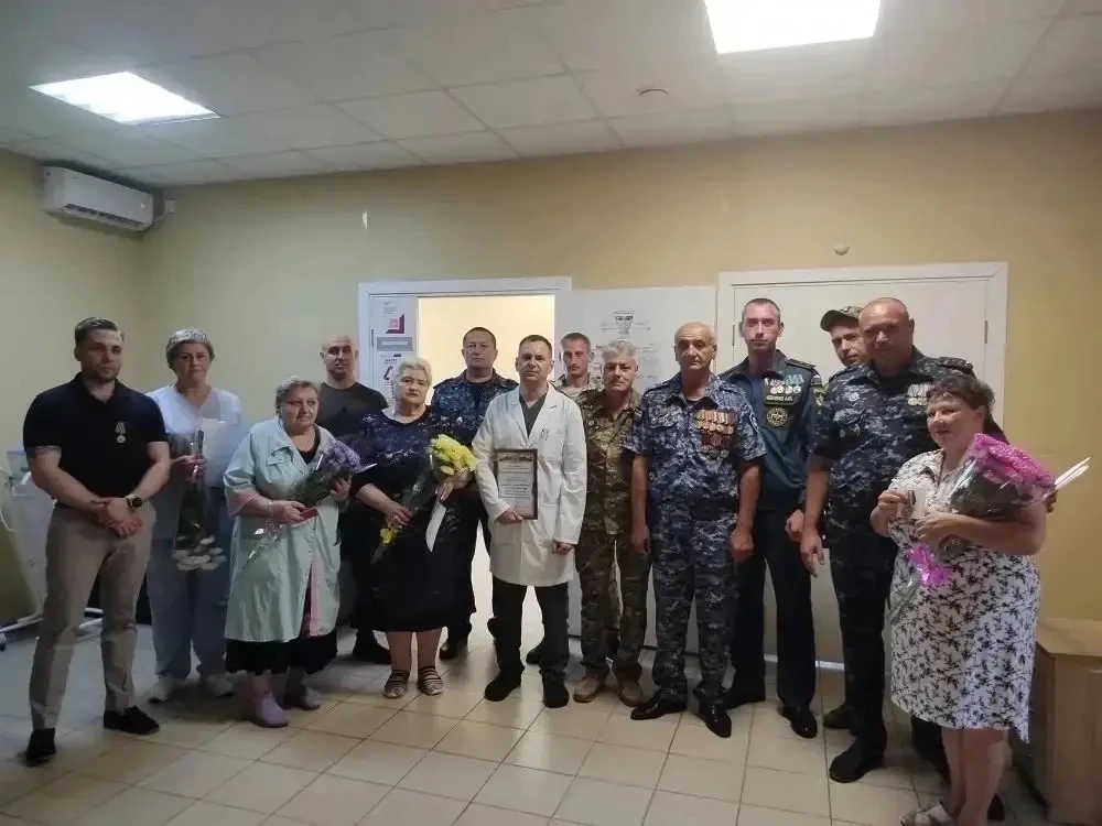 В преддверии профессионального праздника ветераны Азовского района вручили награды медикам Самарской