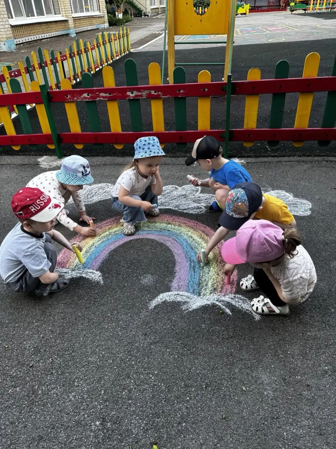 🎨Яркие краски детства!

🌈В рамках Фестиваля детства воспитанники младшей группы №2 приняли участие