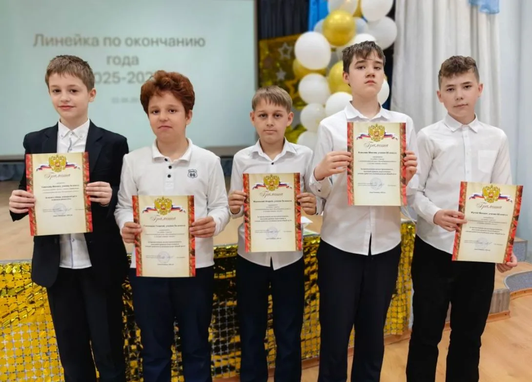 🎓 Последние линейки в преддверии каникул: время награждать лучших!  Сегодня в нашей школе царила осо