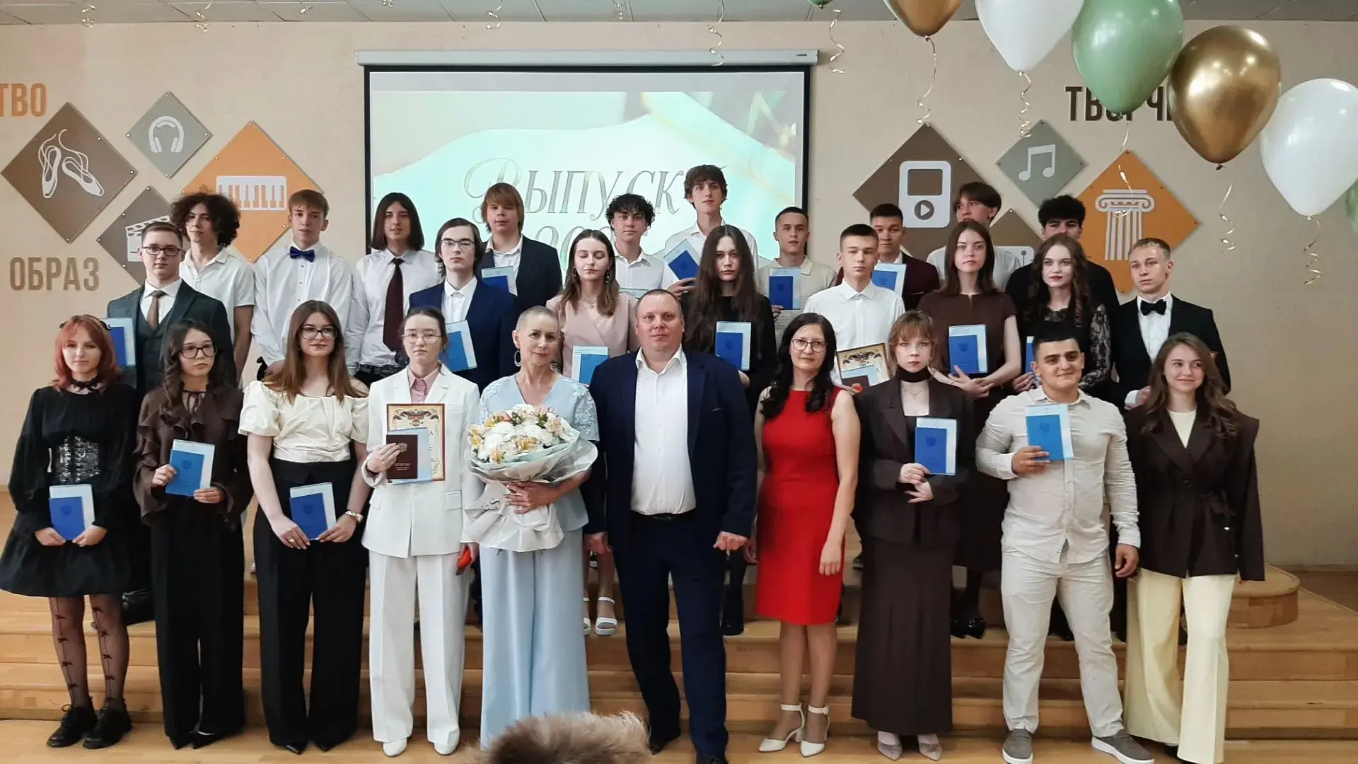🎓 Вот и свершилось! Сегодня в нашей школе прошло торжественное вручение аттестатов 11-классникам! �