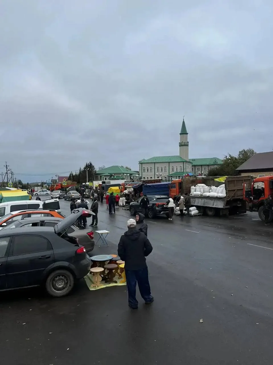 🌾 Свежий мёд, мясо и тонны овощей привезли сегодня утром на ярмарку в Арске.