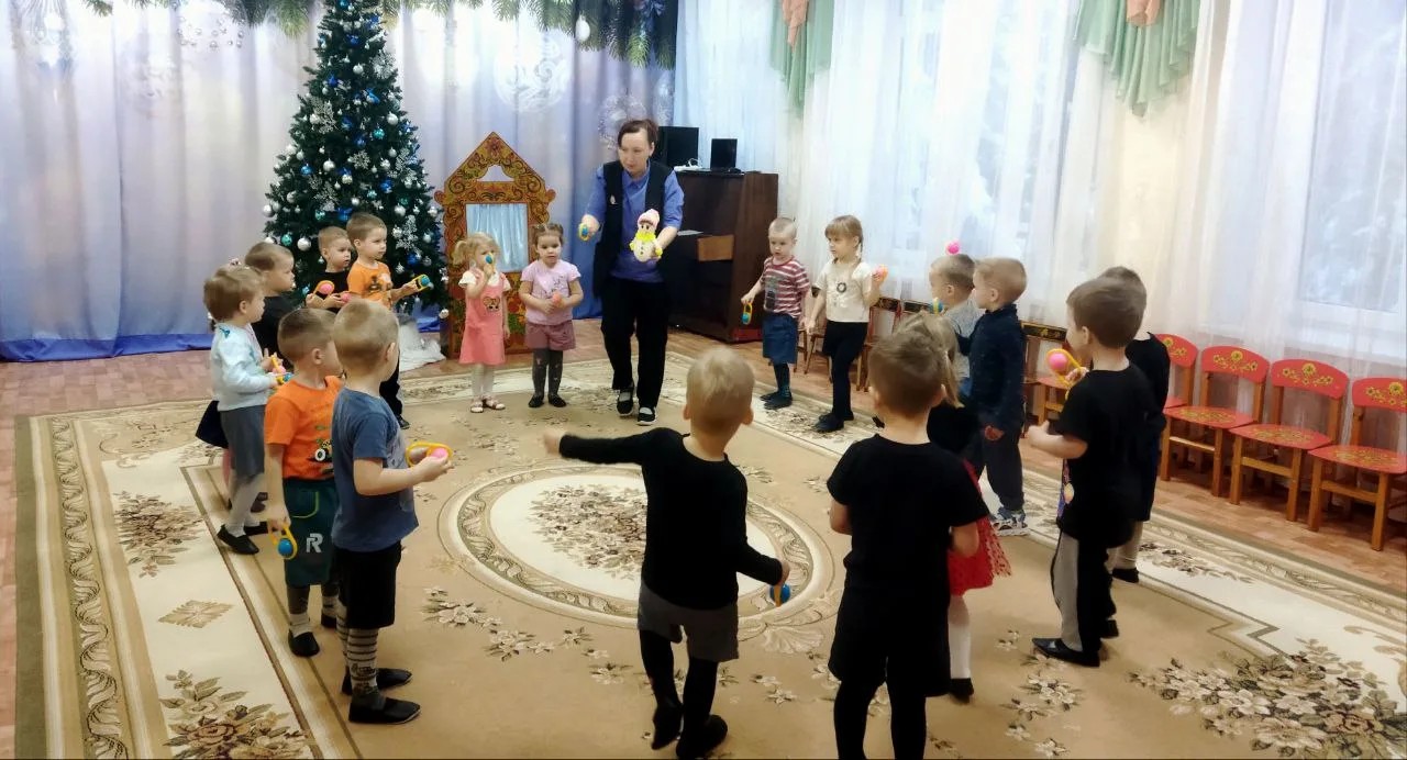 К ребятам младшей группы пришел Снеговик.