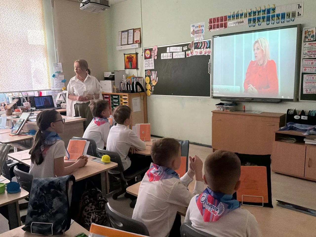 ✨ Последние в этом учебном году «Разговоры о важном»  🇷🇺 Сегодня утро в школе началось с поднятия Го