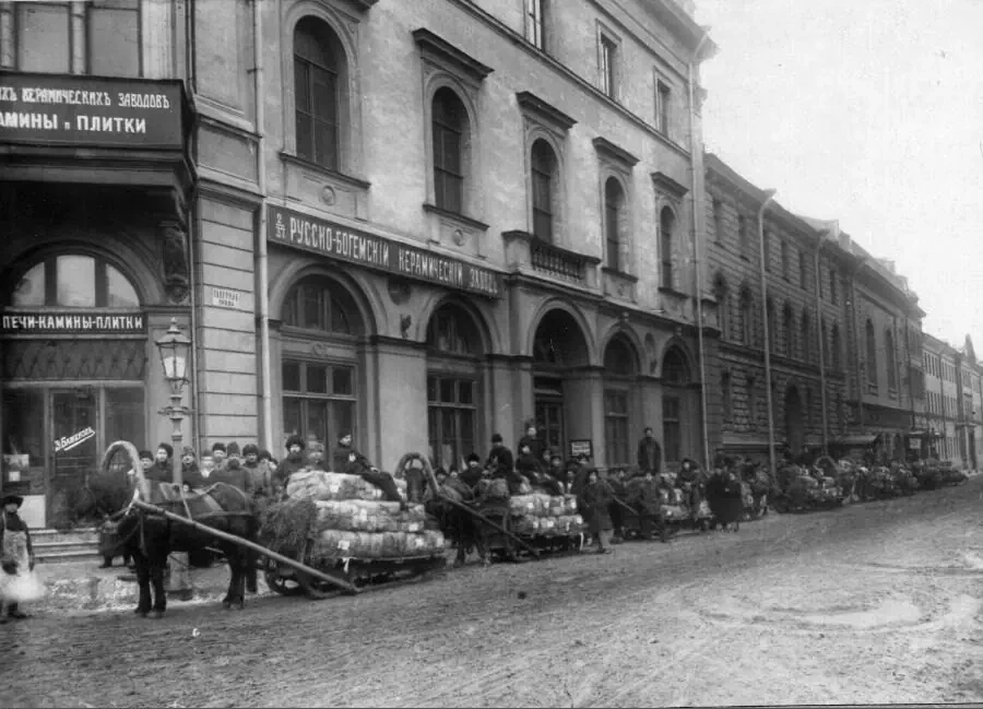 1914-1916.Обоз с новогодними подарками для фронтовиков.(Галерная улица).