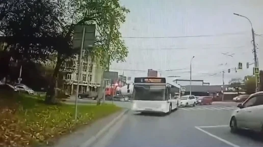 В Красноярске водитель автобуса № 43 одним маневром нарушил сразу три правила