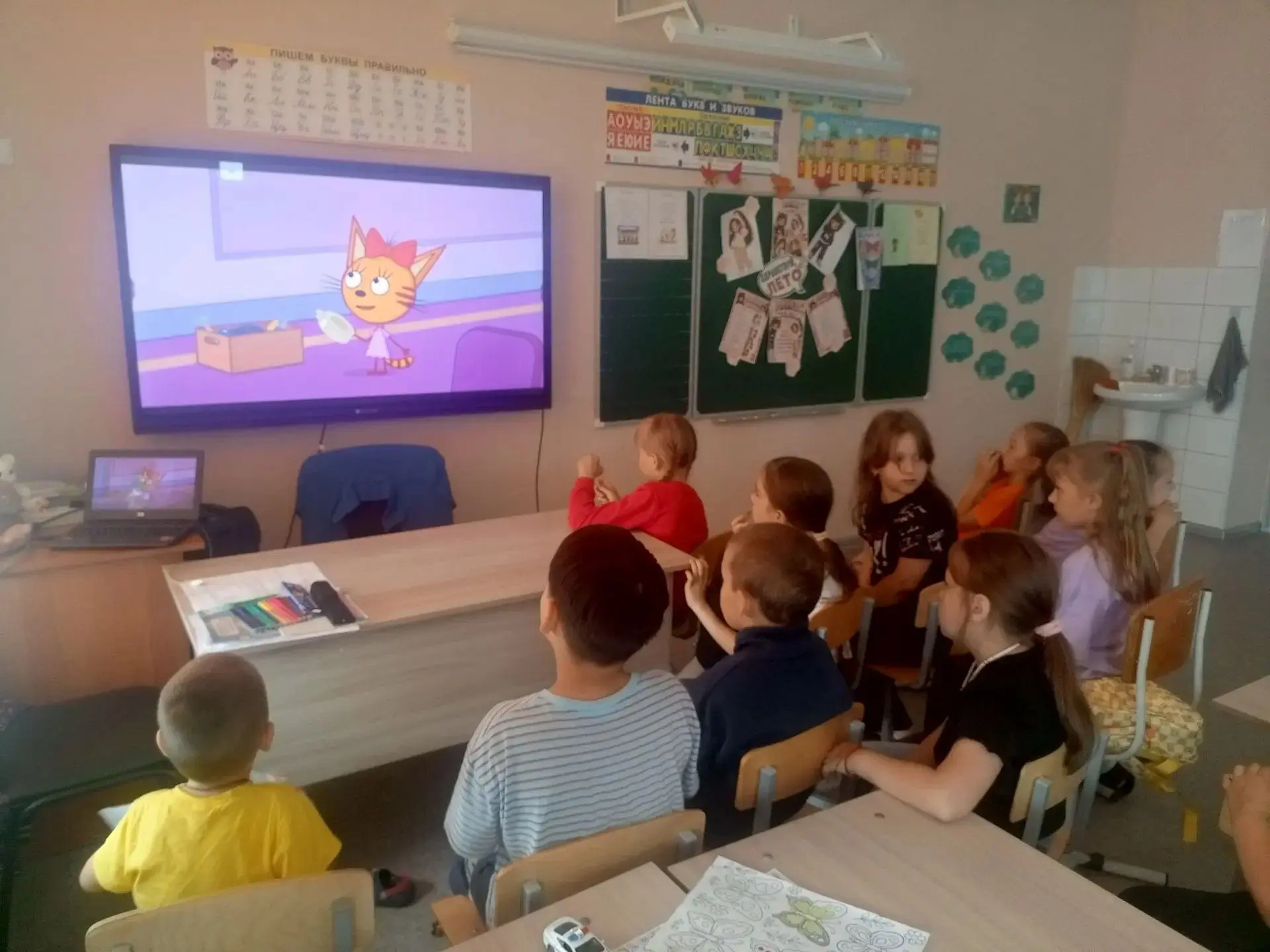 Сегодня в 1 отряде было насыщенно и весело! 🎉😊Сначала ребята участвовали в командном соревновании 