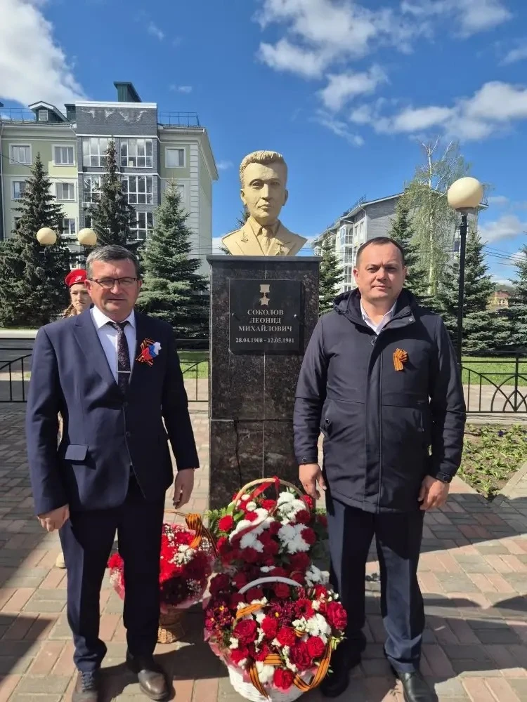 9 мая на Аллее Славы состоялась торжественная церемония возложения цветов, посвящённая ...