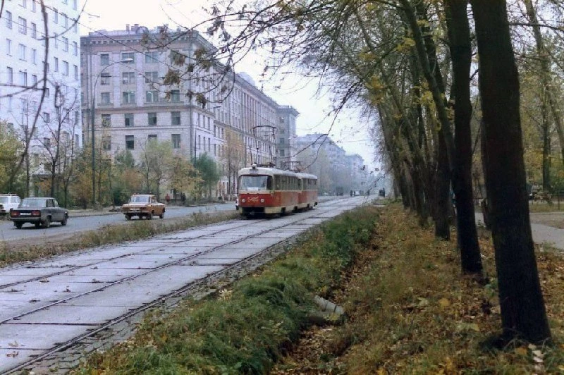 🌟 Зои и Александра Космодемьянских в 1985 году, поздней осенью и трамваи.