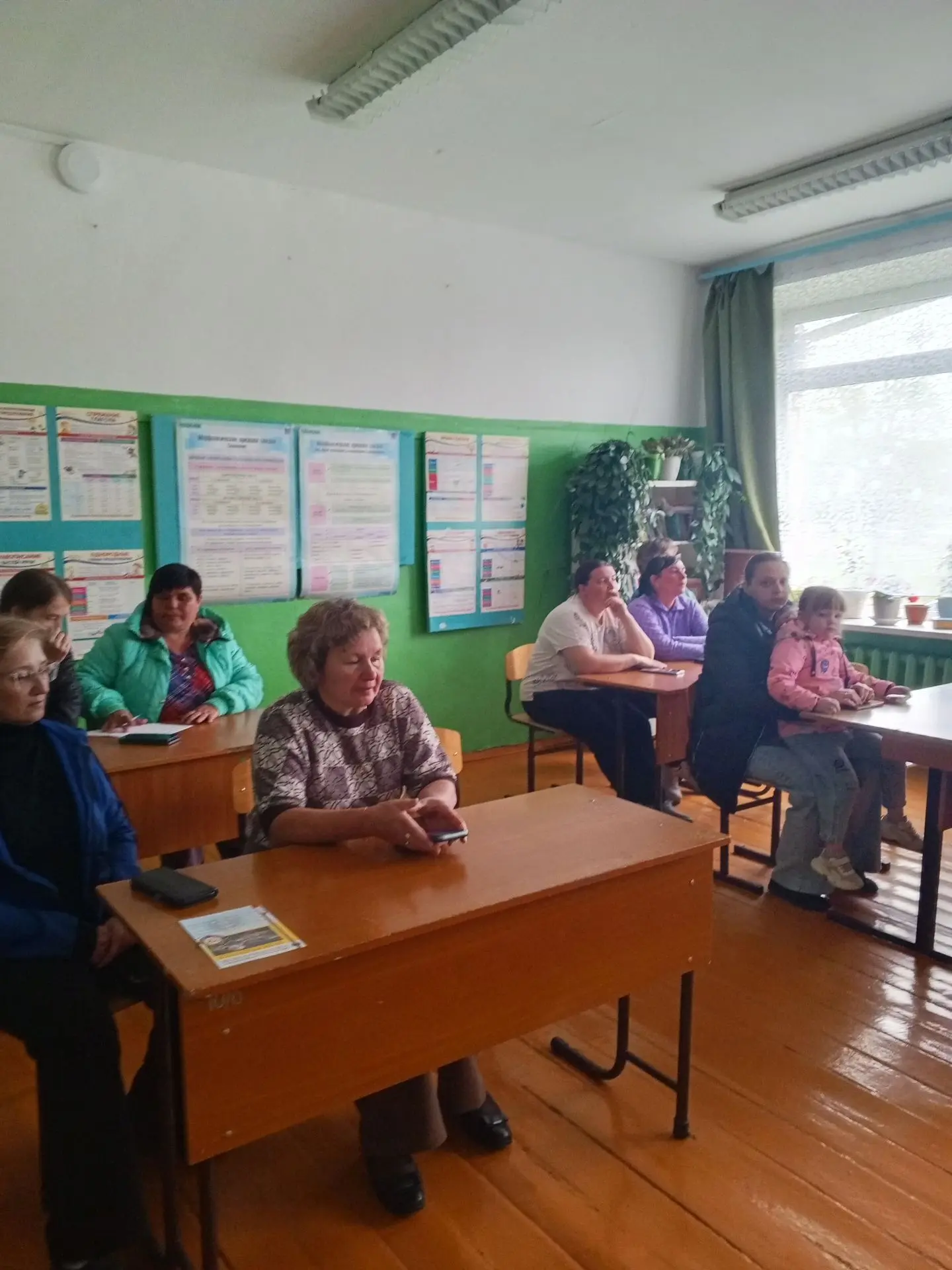 В школе прошло общешкольное родительское собрание. На собрании присутствовали инспектор...