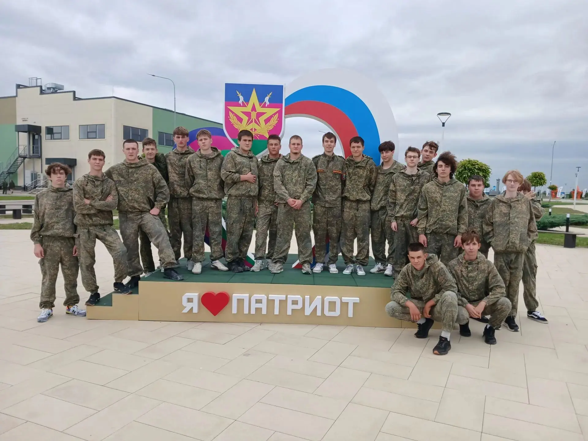 🎖️ Ученики 10–11 классов нашей школы посетили центр «Патриот»
