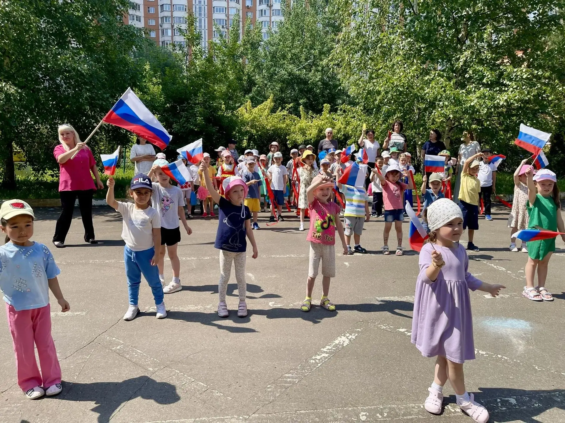 В #ДОСветлячок #ТридцатьПерваяШколаХимки прошло праздничное мероприятие, посвящённое #ДеньРоссии.

Т