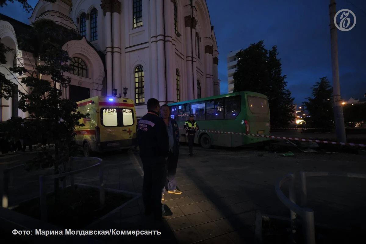 Вечером в среду, 10 июня, пассажирский автобус вылетел на тротуар у храма Большой Злато...