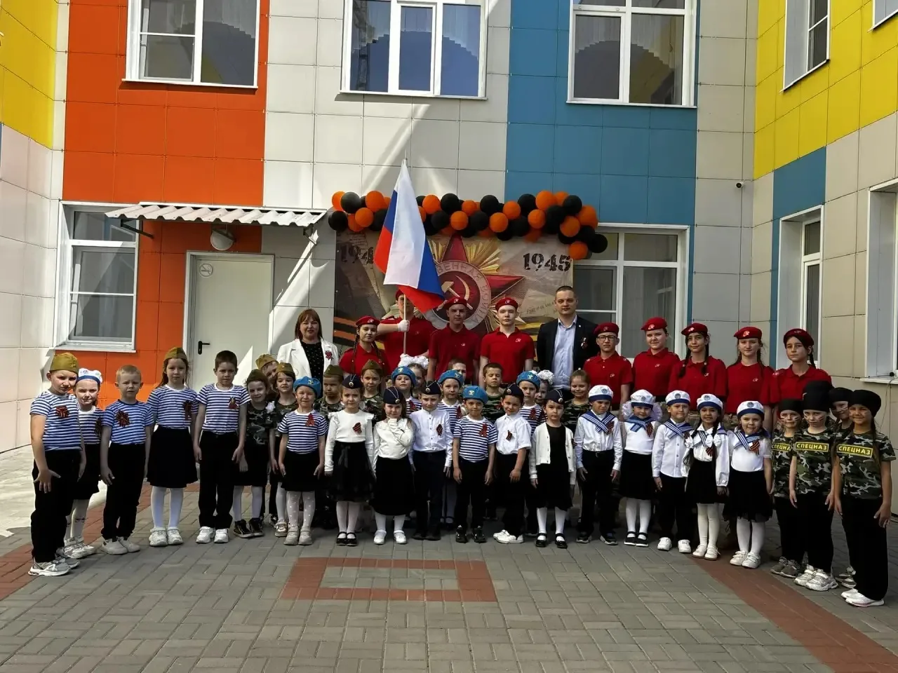 🎗️В преддверии Дня Победы юнармейский отряд нашей школы «Берсерки» под руководством директора школы 
