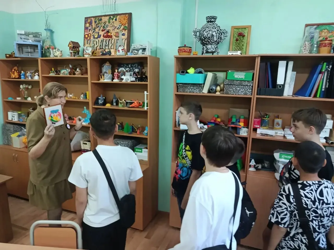Сегодня для учеников 6 «Г» класса школьные парты сменились на настоящие конструкторские...