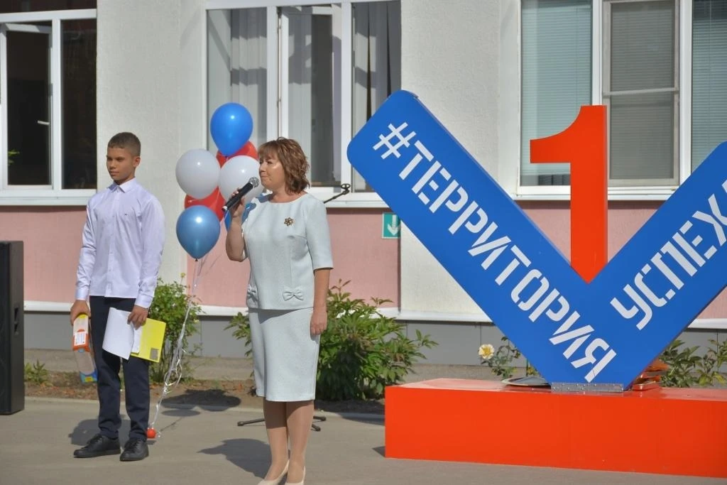 Сегодня в нашей школе прошла торжественная линейка, посвященная Дню знаний.