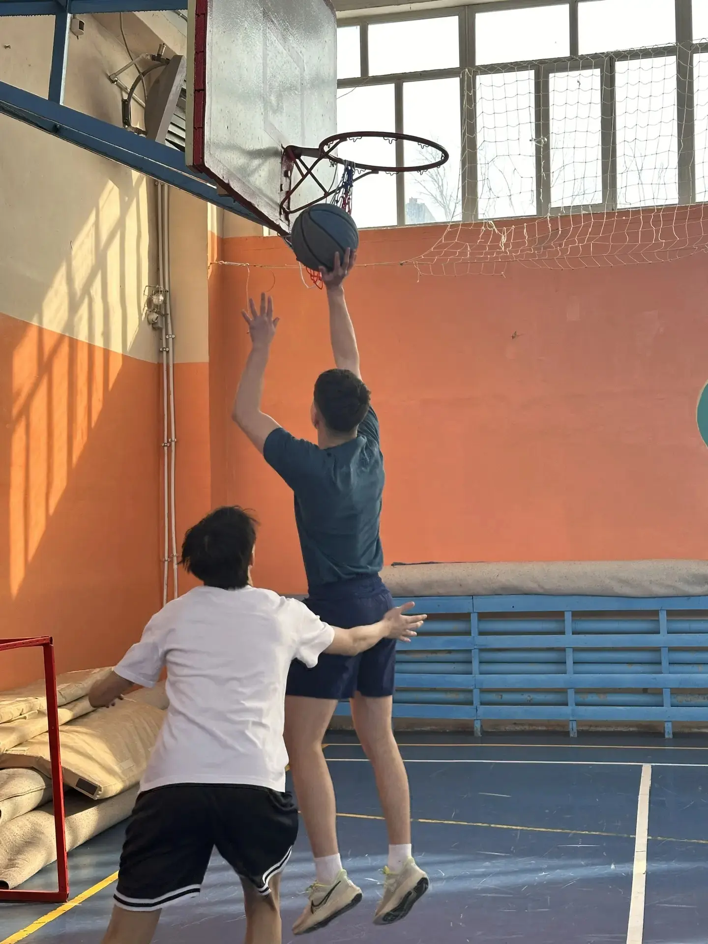 🏀В втором корпусе прошла товарищеская встреча по баскетболу среди учеников 10 класса и выпускников н
