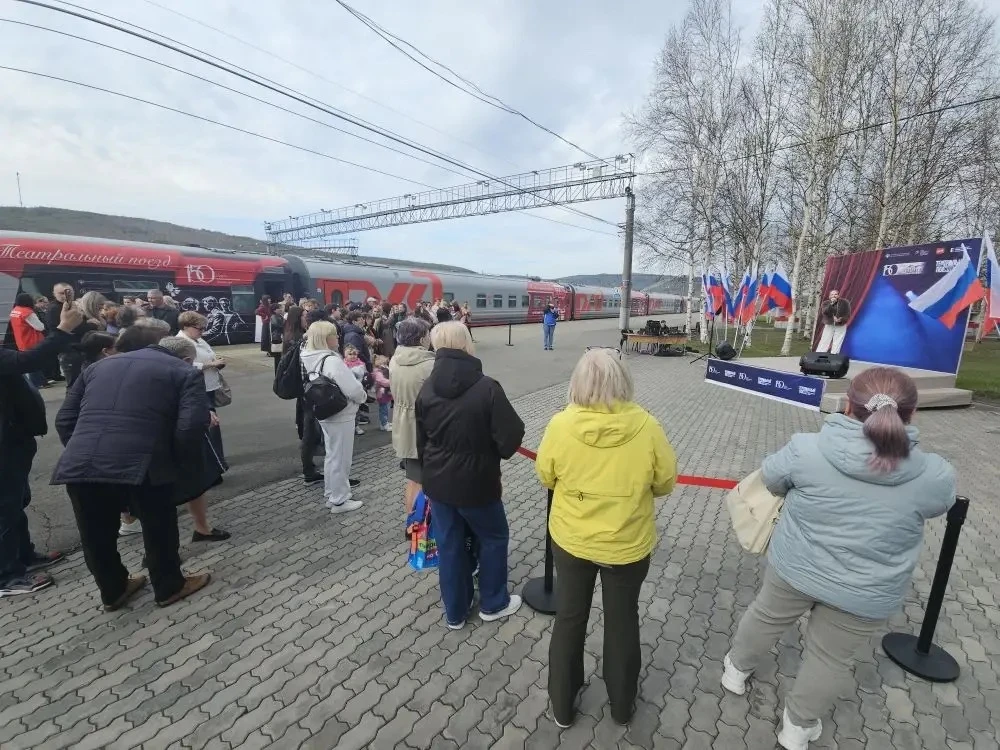 «Театральный поезд» прибыл в столицу БАМа  Сегодня на перроне вокзала Тынды торжественно встретили у