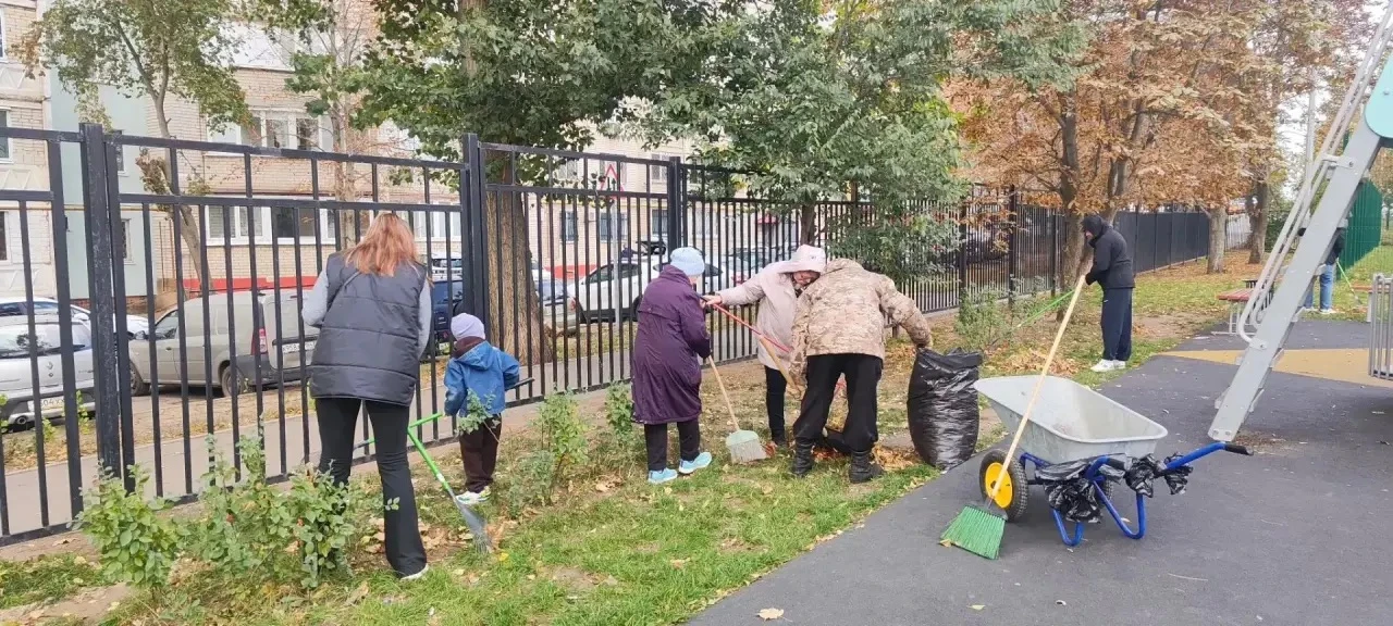🧹Сотрудники образовательных учреждений также принимают активное участие в субботнике.