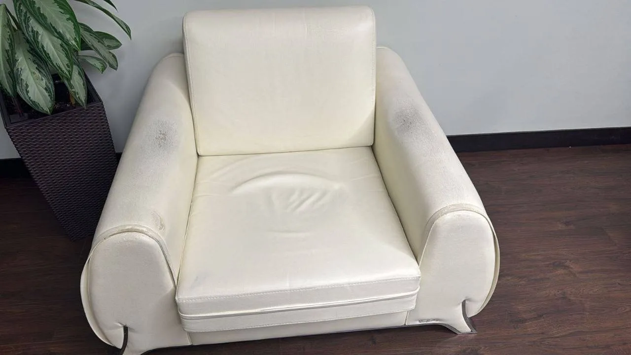 Перетяжка в алькантару мебели Pierre Cardin в салоне Аксель-Моторс – официального дилера BMW.  

Дор