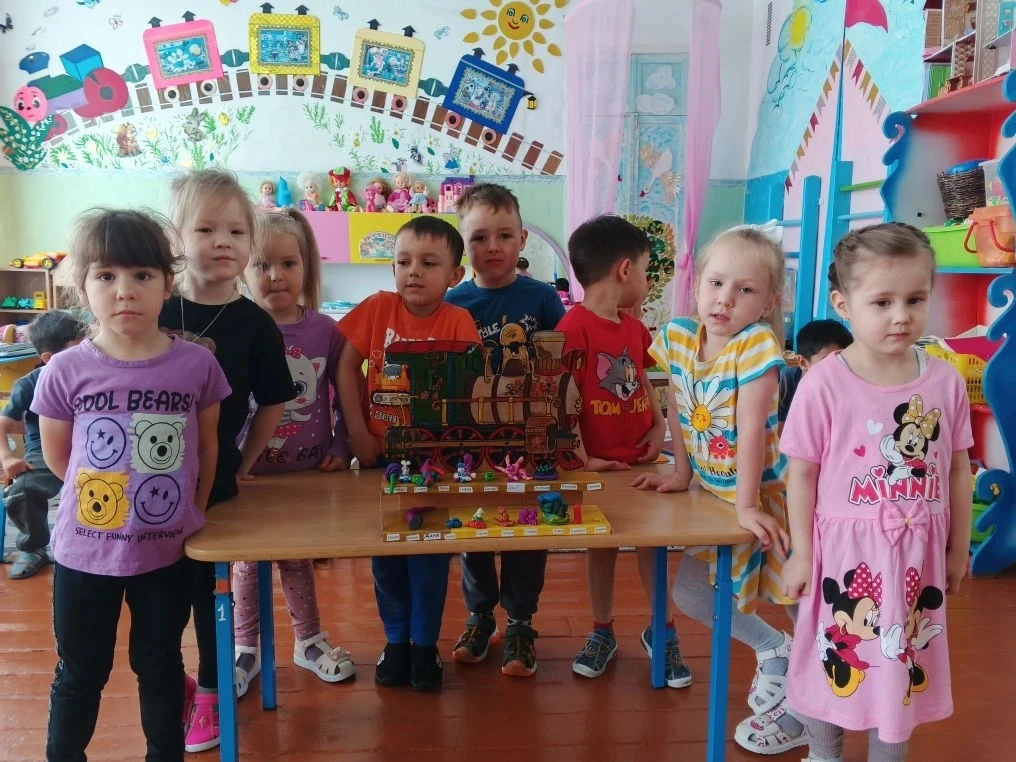На занятии по лепке продолжали развивать творчество, самостоятельность. Учились создава...