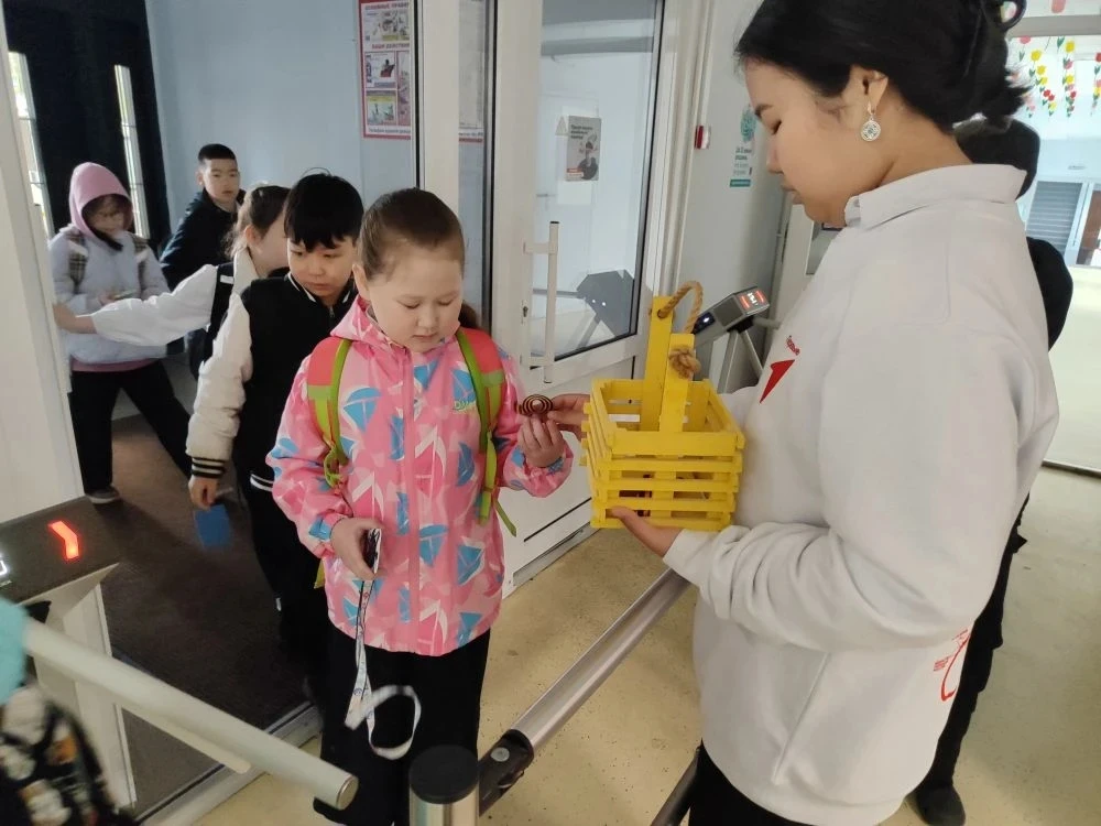 🎖️ В нашей школе активисты Движения Первых присоединились к Всероссийской акции «Георгиевская ленточ