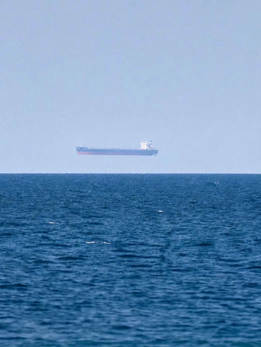 Лодка, висящая над морем