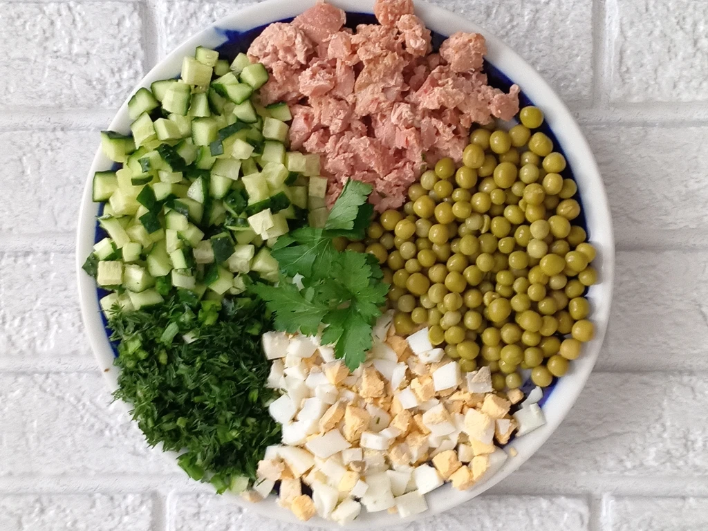 🥒 🥚 БЕЛКОВЫЙ САЛАТ
🥚🥒 

📝 Ингредиенты:

🔹 1 баночка филе тунца
🔹 2 яйца
🔹 1/2 банки горошка
